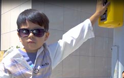 Chiles barn visar vägen över vägen med Prisma Daps