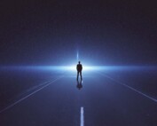 Man på väg mot framtiden